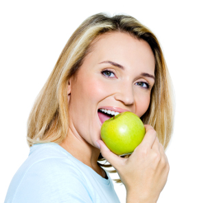 woman eating apple